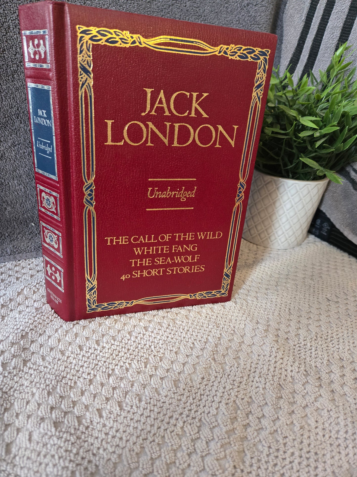 Jack London: The Call of the Wild, White Fang, The Sea-Wolf, 40 Short Stories, Illustrated (Greenwich Unabridged Library Classics)