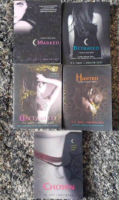 House of Night 5 book collection: Hunted, Untamed, Marked, Betrayed, Chosen - Jennifer & Ryan Books