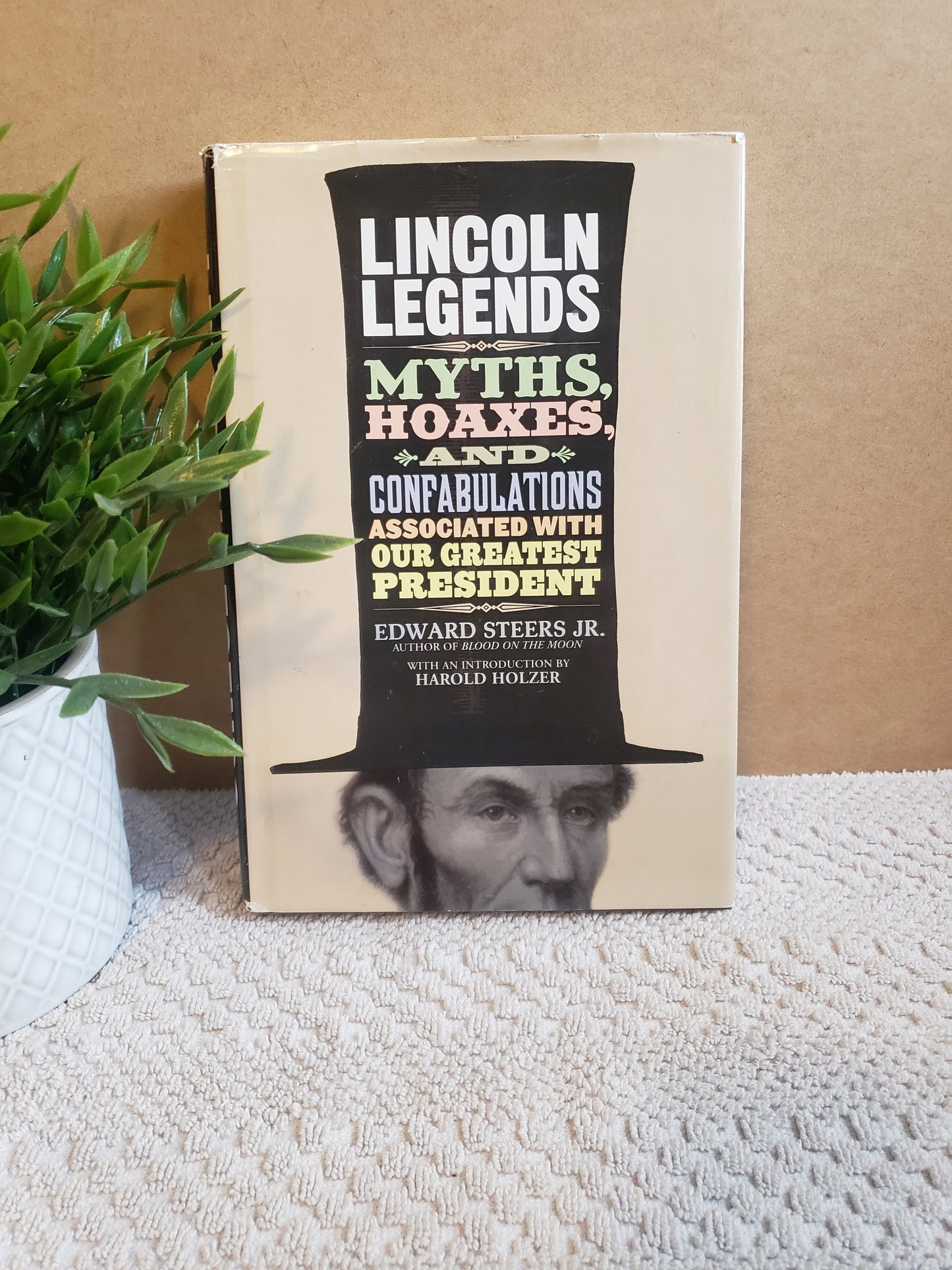 Lincoln Legends: Myths, Hoaxes, and Confabulations Associated with Our Greatest President - Jennifer & Ryan Books