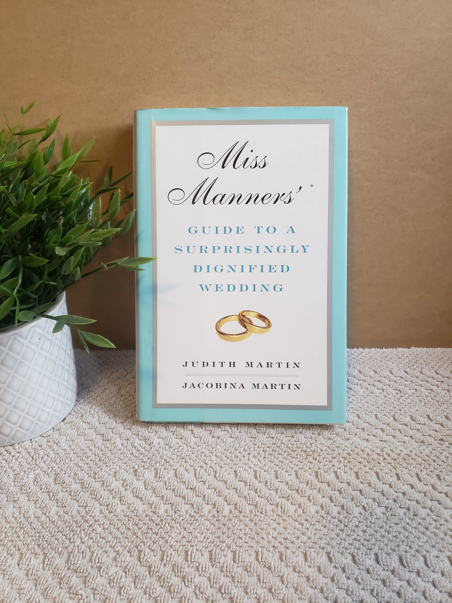 Miss Manners' Guide to a Surprisingly Dignified Wedding - Jennifer & Ryan Books