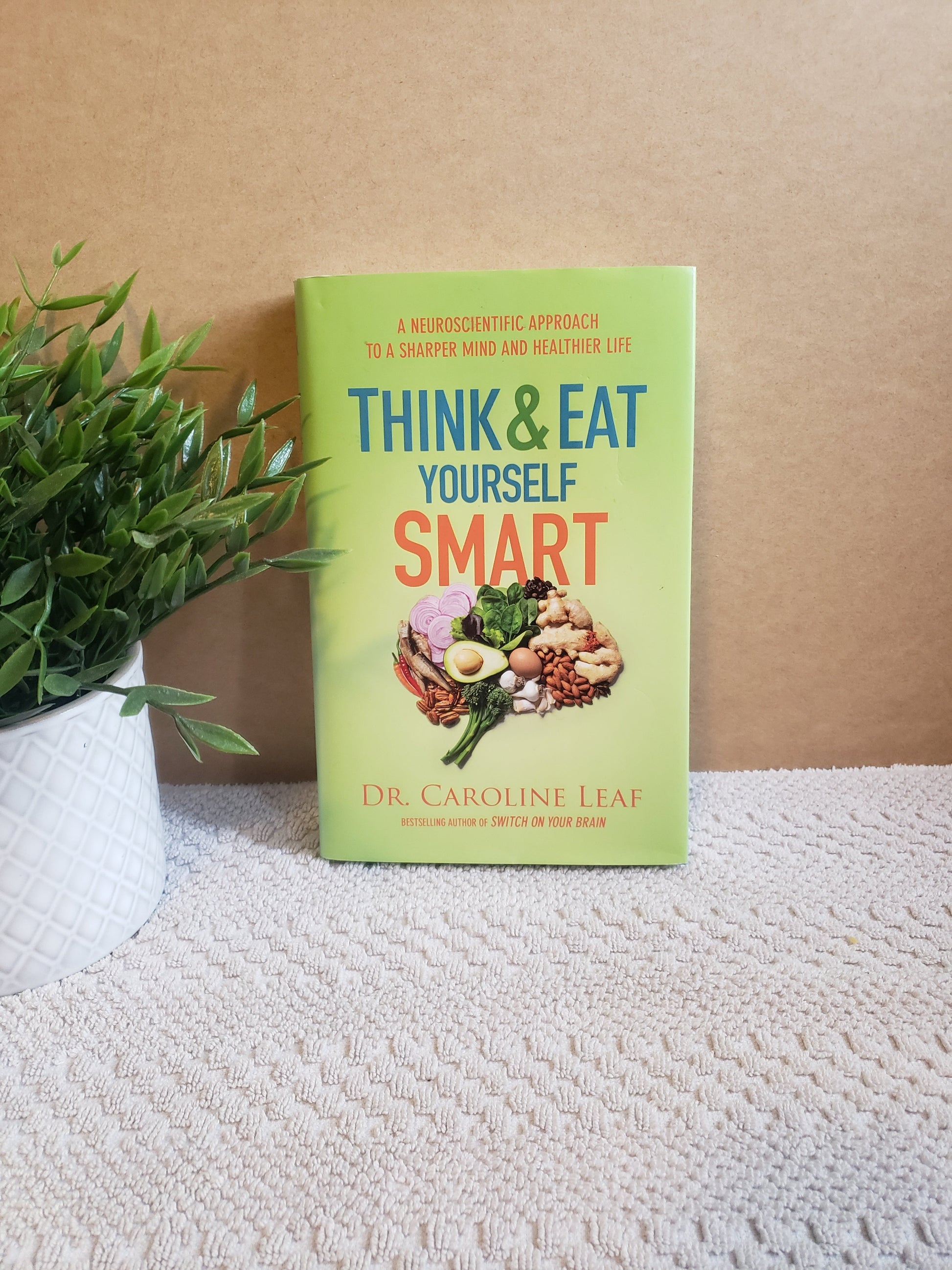 Think and Eat Yourself Smart: A Neuroscientific Approach to a Sharper Mind and Healthier Life - Jennifer & Ryan Books