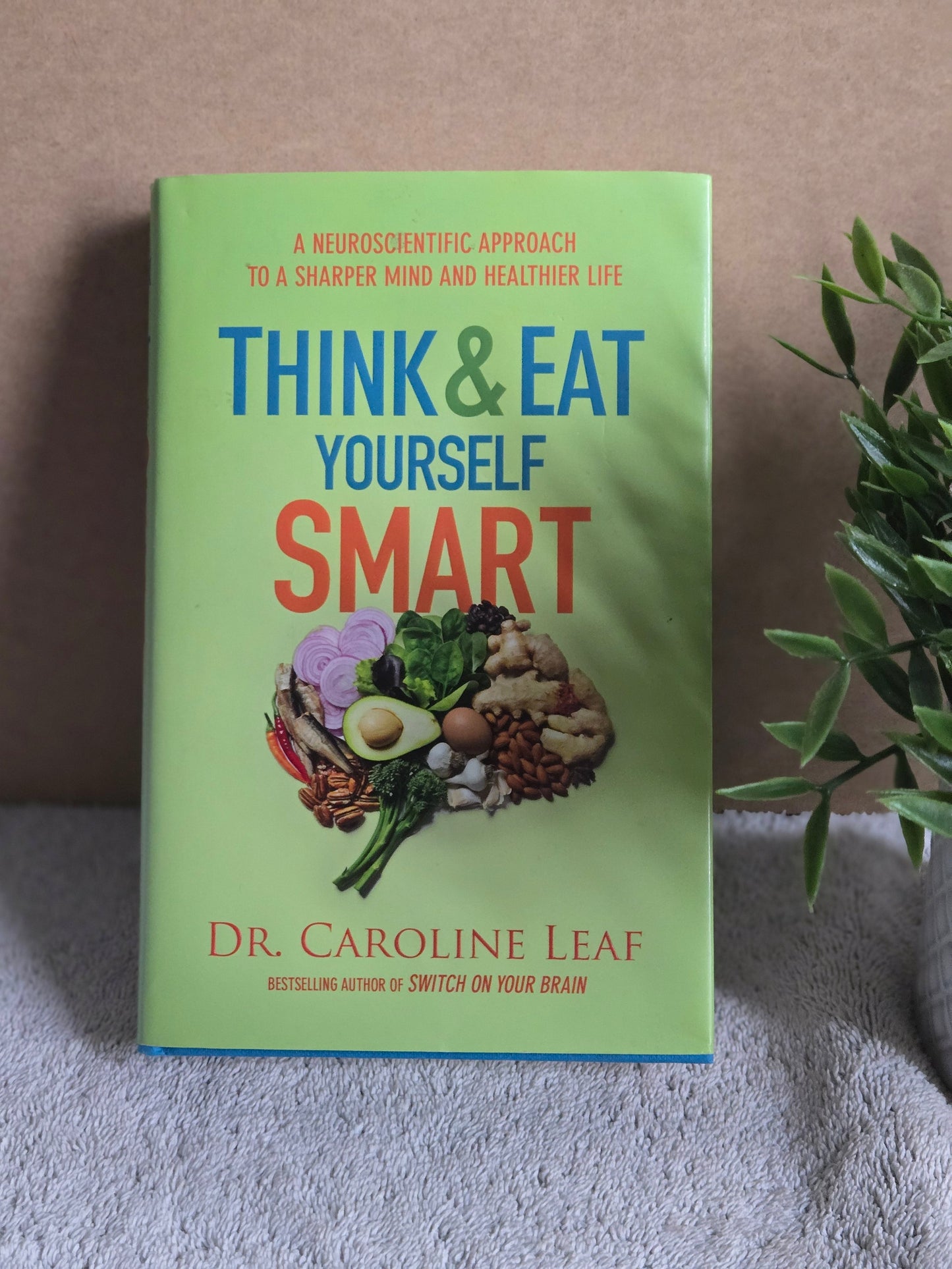 Think and Eat Yourself Smart: A Neuroscientific Approach to a Sharper Mind and Healthier Life - Jennifer & Ryan Books