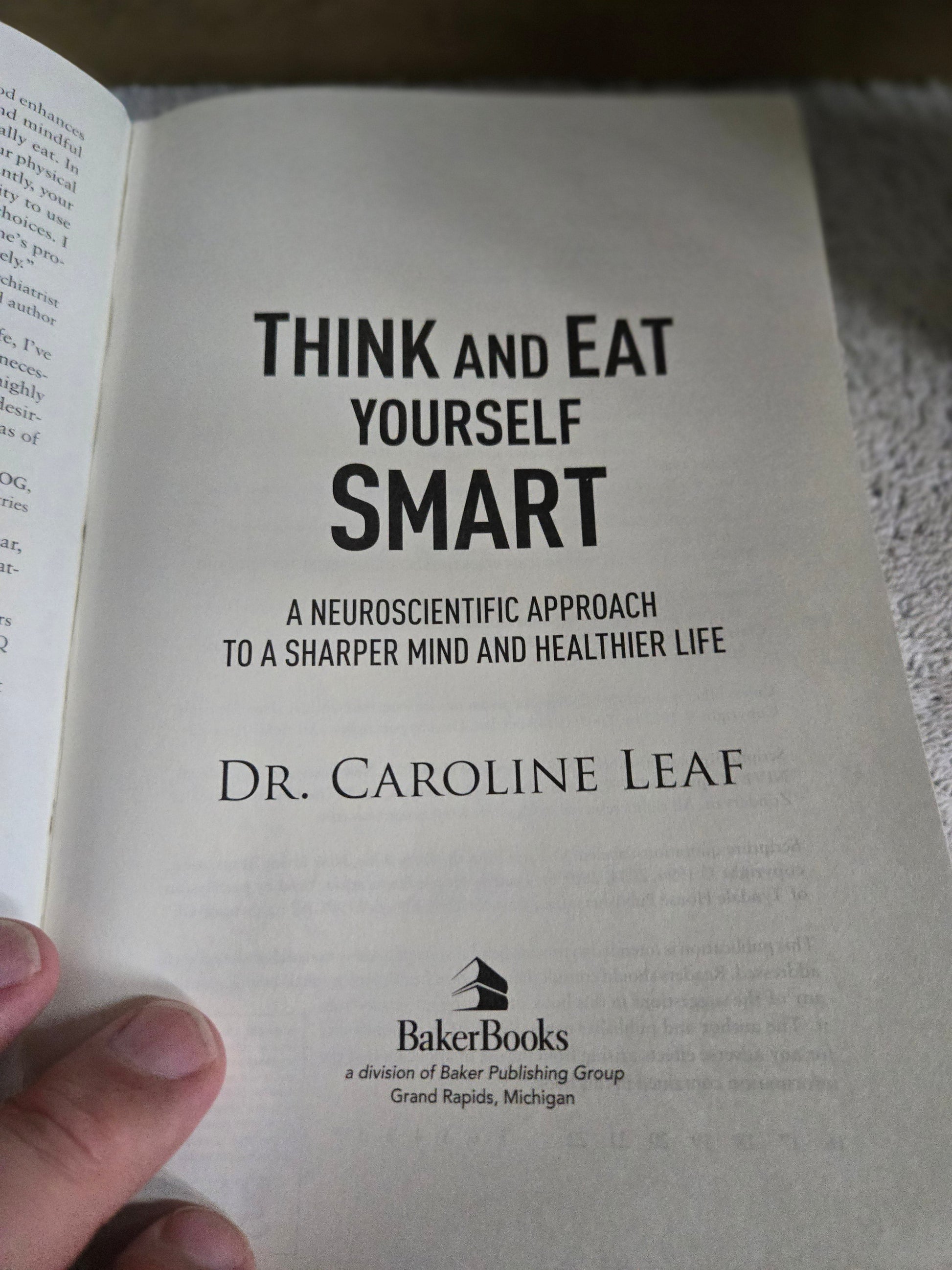 Think and Eat Yourself Smart: A Neuroscientific Approach to a Sharper Mind and Healthier Life - Jennifer & Ryan Books